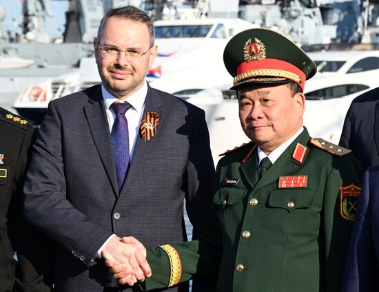 Церемония передачи НИС "Профессор Гагаринский" Тропическому центру 