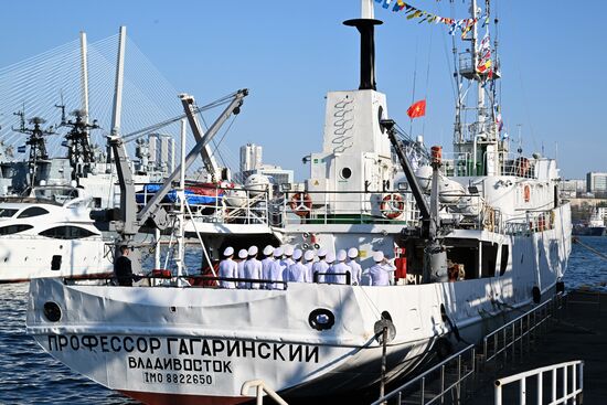 Церемония передачи НИС "Профессор Гагаринский" Тропическому центру 