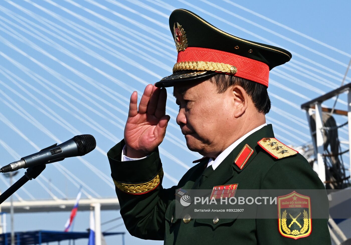 Церемония передачи НИС "Профессор Гагаринский" Тропическому центру