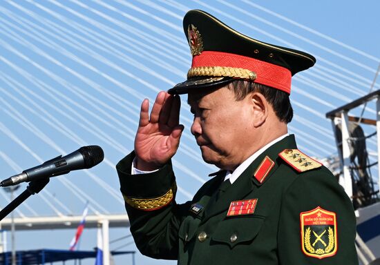 Церемония передачи НИС "Профессор Гагаринский" Тропическому центру 