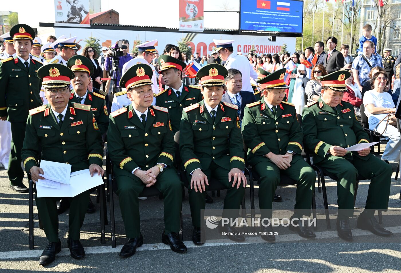 Церемония передачи НИС "Профессор Гагаринский" Тропическому центру