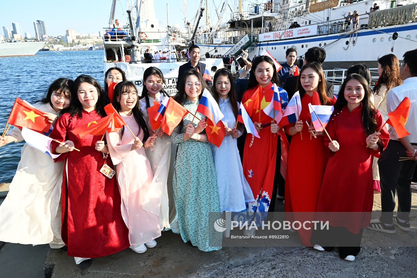 Церемония передачи НИС "Профессор Гагаринский" Тропическому центру