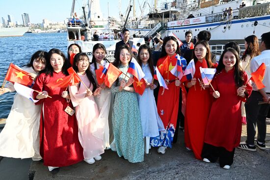 Церемония передачи НИС "Профессор Гагаринский" Тропическому центру 