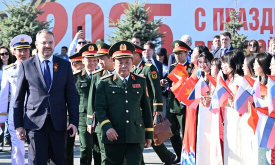 Церемония передачи НИС "Профессор Гагаринский" Тропическому центру 