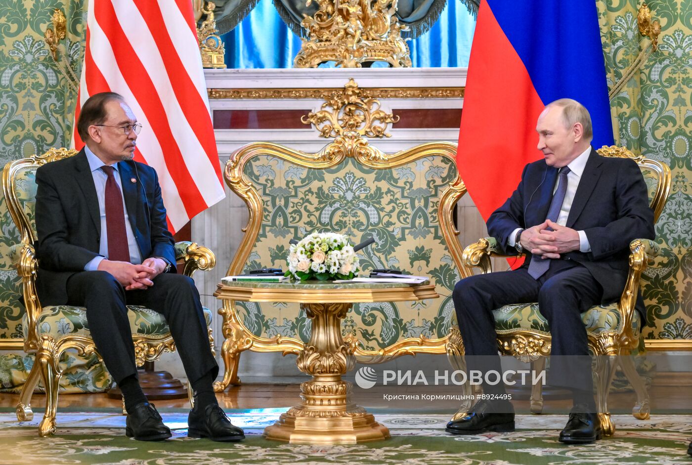 Встреча президента РФ В. Путина и премьер-министра Малайзии А. Ибрагима