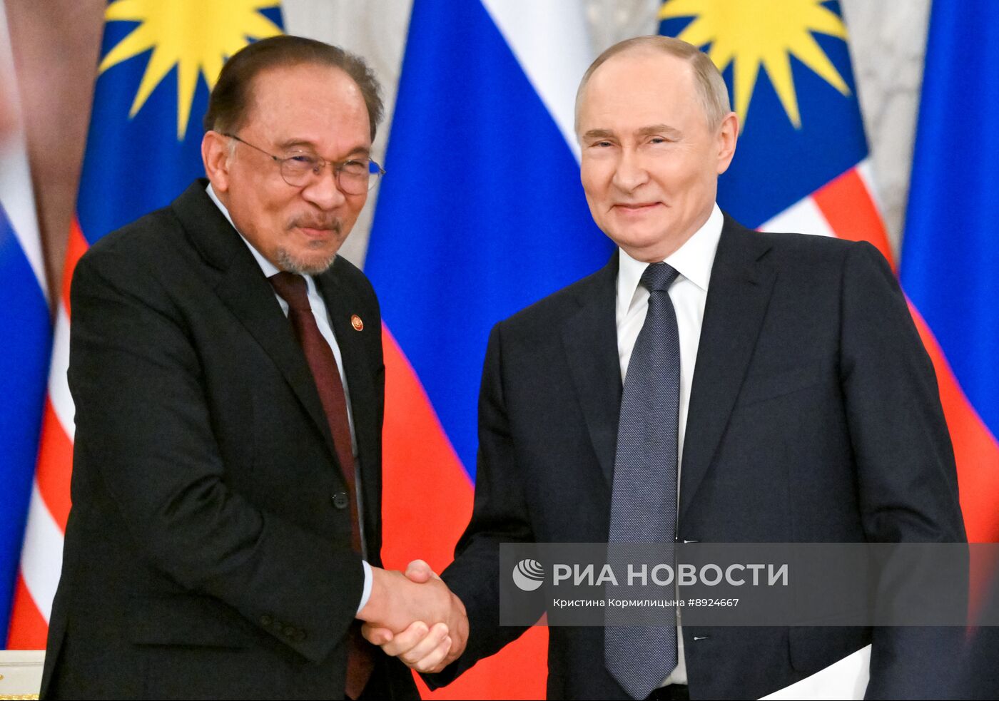Встреча президента РФ В. Путина и премьер-министра Малайзии А. Ибрагима