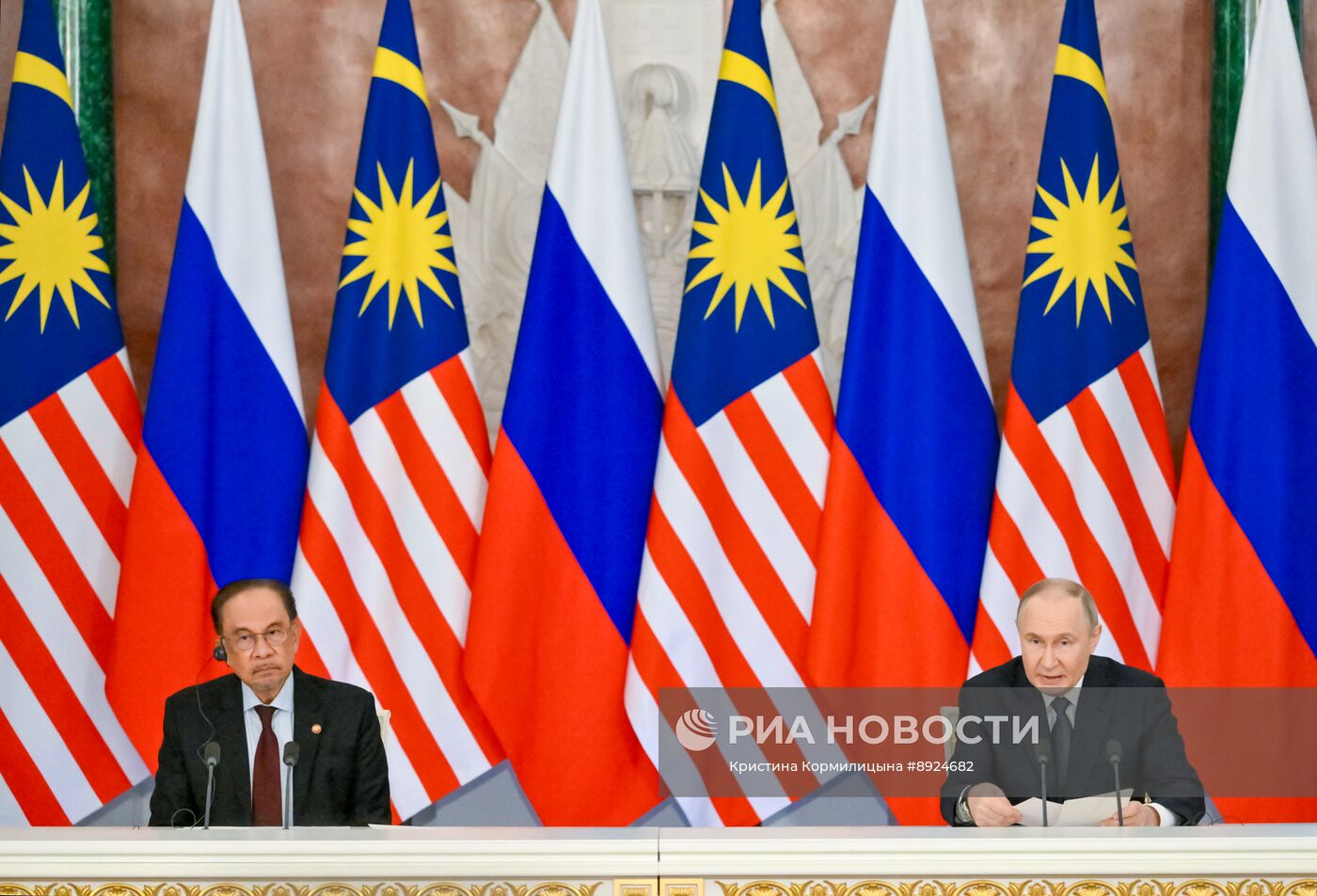 Встреча президента РФ В. Путина и премьер-министра Малайзии А. Ибрагима