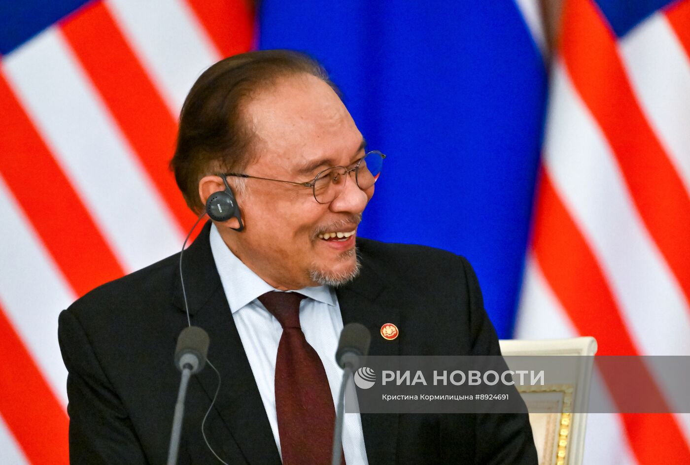 Встреча президента РФ В. Путина и премьер-министра Малайзии А. Ибрагима