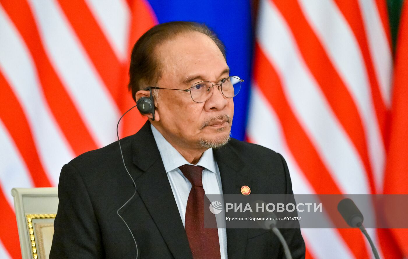 Встреча президента РФ В. Путина и премьер-министра Малайзии А. Ибрагима