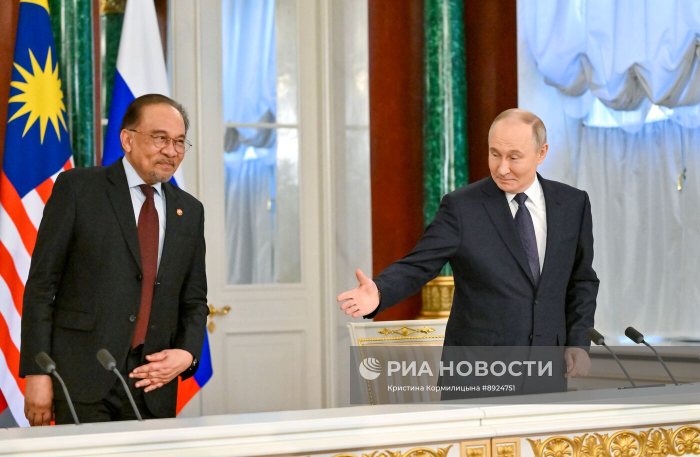 Встреча президента РФ В. Путина и премьер-министра Малайзии А. Ибрагима