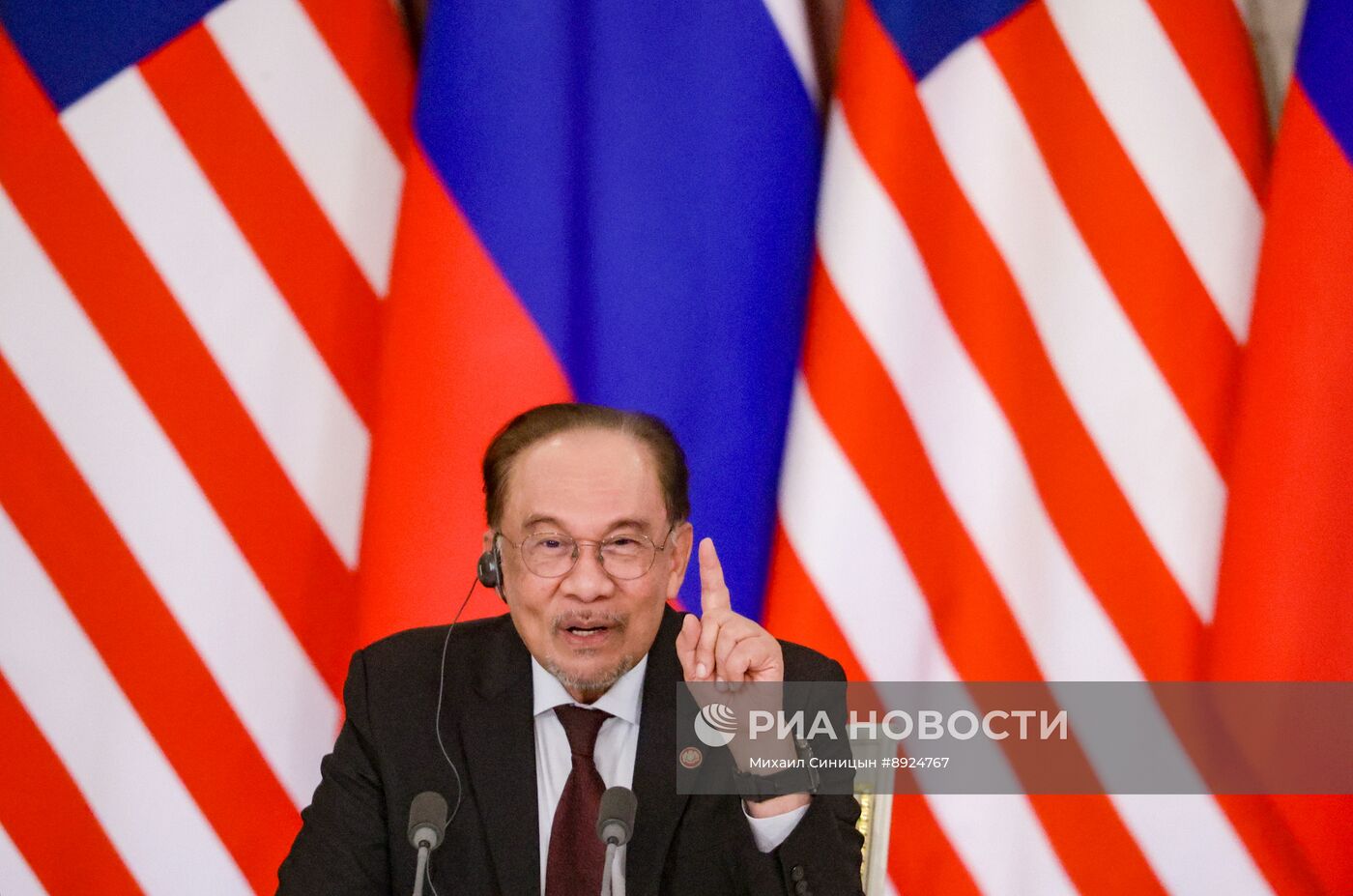 Встреча президента РФ В. Путина и премьер-министра Малайзии А. Ибрагима