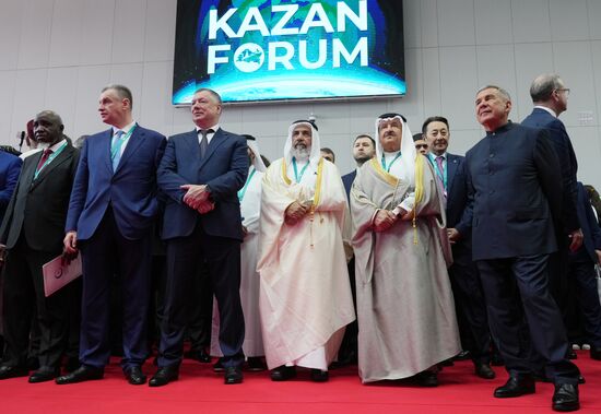 XVI Международный экономический форум "Россия – Исламский мир: КаzanForum"
Торжественное открытие XVI Международного экономического форума Россия – Исламский мир
В первом ряду слева: Ахмад Кавеса Сенгендо, заместитель Генерального секретаря Организации исламского сотрудничества (ОИС)
Второй слева: Леонид Слуцкий, председатель ЛДПР, председатель комитета Государственной Думы РФ по международным делам
Третий слева: Марат Хуснуллин, заместитель председателя правительства РФ, председатель организационного комитета по подготовке и проведению Международного экономического форума "Россия – Исламский мир: KazanForum"
Третий справа: Ганем Бин Шахин бин Ганем Аль Ганим, министр по делам вакуфов и вопросам ислама, Государство Катар
Второй справа: Шейх Ибрагим Бен Халифа Аль Халифа, председатель AAOIFI (Бахрейн)
Справа: Рустам Минниханов, глава Республики Татарстан, председатель Группы стратегического видения "Россия – Исламский мир" Место: Россия, Республика Татарстан, Казань. Автор: Александр Вильф/РИА Новости. KAZANFORUM 2025. Торжественное открытие XVI Международного экономического форума Россия – Исламский мир