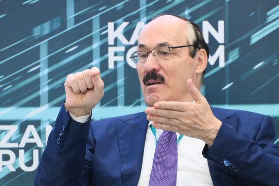 XVI Международный экономический форум "Россия – Исламский мир: КаzanForum"
Сессия "МТК Север-Юг: новая концепция. Быстрый выход на премиальные рынки Востока, Африки, Азии и Индии"
Рамазан Абдулатипов, председатель Каспийского международного интеграционного Клуба "Север-Юг" Место: Россия, Республика Татарстан, Казань. Автор: Максим Платонов/РИА Новости. KAZANFORUM 2025. МТК Север-Юг: новая концепция. Быстрый выход на премиальные рынки Востока, Африки, Азии и Индии