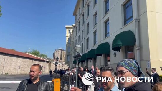 Журналисты на территории президентского офиса, где запланирована встреча делегаций