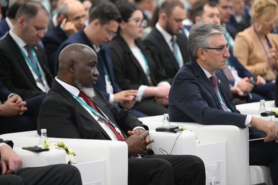 KAZANFORUM 2025. Церемония открытия конференции и пленарное заседание "Использование потенциала партнерских финансов в экономическом развитии Российской Федерации" 