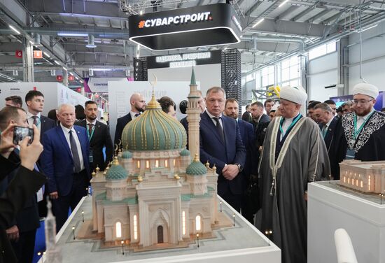XVI Международный экономический форум "Россия – Исламский мир: КаzanForum"
Торжественное открытие XVI Международного экономического форума Россия – Исламский мир
Марат Хуснуллин, заместитель председателя правительства РФ, председатель организационного комитета по подготовке и проведению Международного экономического форума "Россия – Исламский мир: KazanForum"
Альбир Крганов, глава Духовного собрания мусульман России
Камиль Самигуллин, глава Духовного управления мусульман, муфтий Республики Татарстан Место: Россия, Республика Татарстан, Казань. Автор: Александр Вильф/РИА Новости. KAZANFORUM 2025. Торжественное открытие XVI Международного экономического форума Россия – Исламский мир