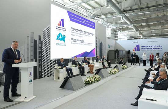 XVI Международный экономический форум "Россия – Исламский мир: КаzanForum"
Пленарная сессия: "Глобальные тренды в недвижимости: адаптивность, цифровизация и инвестиции в эпоху перемен"
Слева: Марат Хуснуллин, заместитель председателя правительства РФ, председатель организационного комитета по подготовке и проведению Международного экономического форума "Россия – Исламский мир: KazanForum" Место: Россия, Республика Татарстан, Казань. Автор: Анатолий Медведь/РИА Новости. KAZANFORUM 2025. Пленарная сессия: "Глобальные тренды в недвижимости: адаптивность, цифровизация и инвестиции в эпоху перемен"