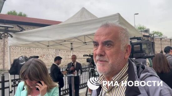 Около сотни журналистов собираются у места предстоящих переговоров в Стамбуле