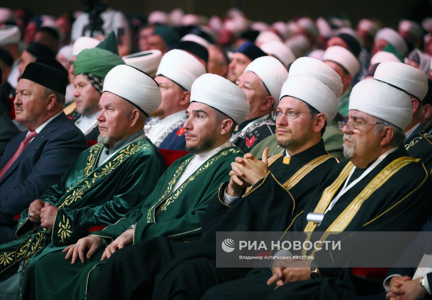 KAZANFORUM 2025. Пленарное заседание XV Всероссийского Форума татарских религиозных деятелей "Национальная самобытность и религия"