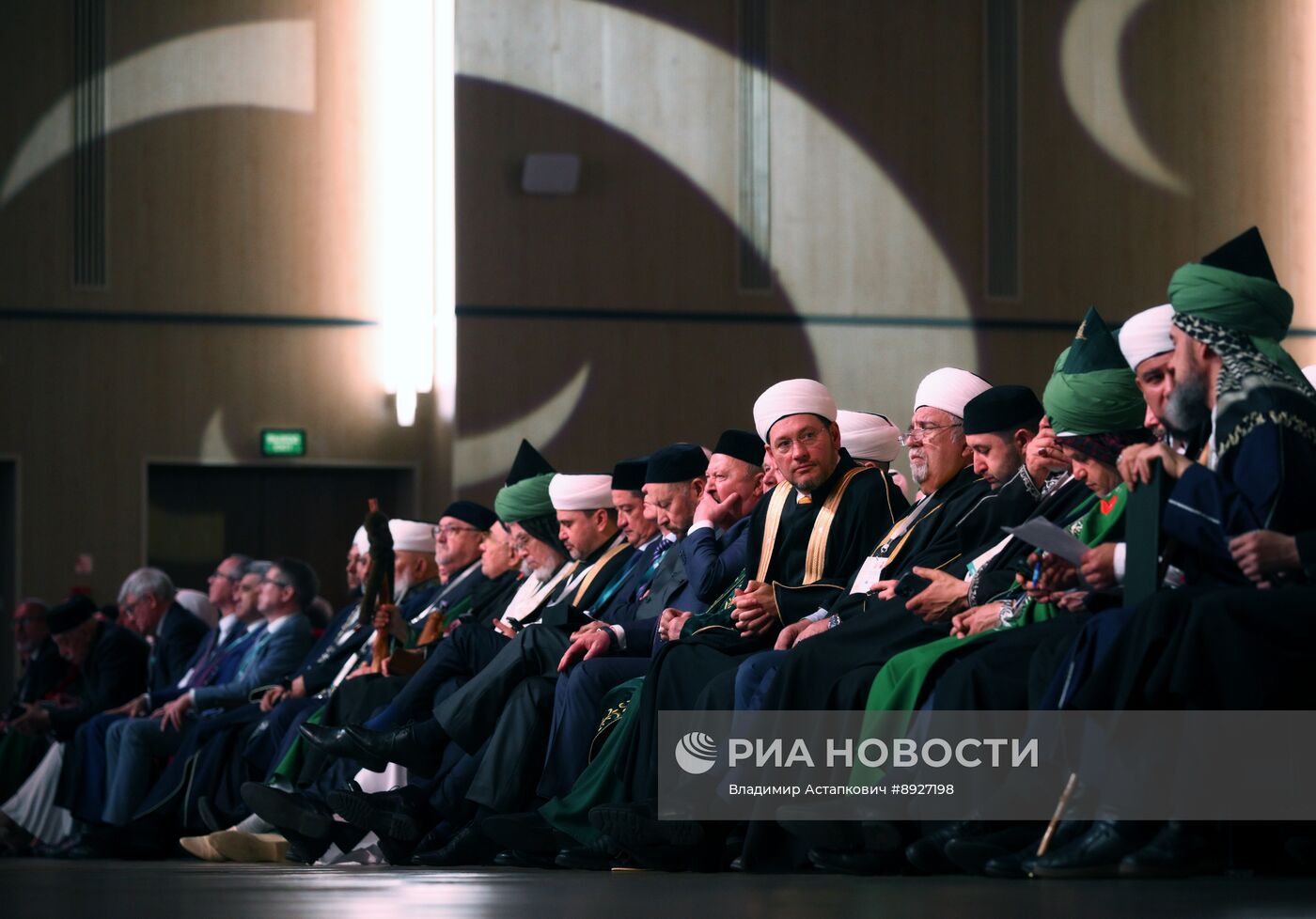 KAZANFORUM 2025. Пленарное заседание XV Всероссийского Форума татарских религиозных деятелей "Национальная самобытность и религия"