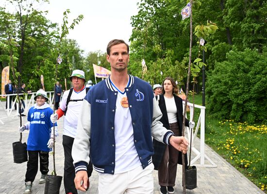 Посадка деревьев в рамках фестиваля "Черешневый лес"