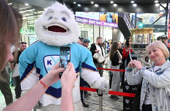 Кубок Гагарина выставили для болельщиков в Челябинске