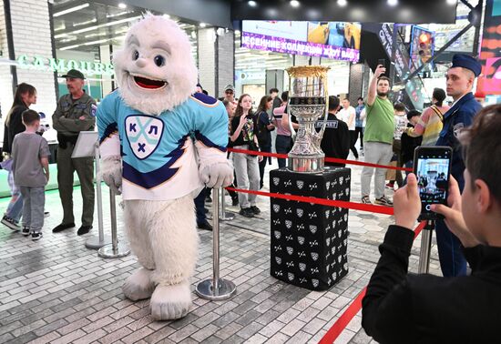 Кубок Гагарина выставили для болельщиков в Челябинске