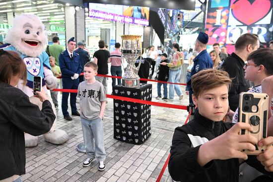 Кубок Гагарина выставили для болельщиков в Челябинске