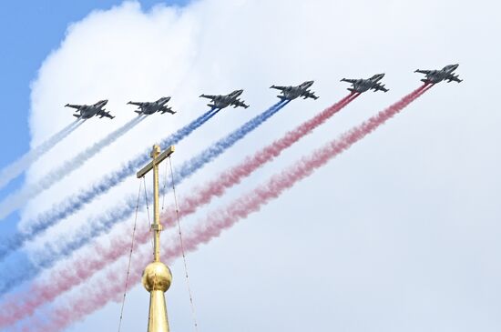 Штурмовики Су-25 на военном параде на Красной площади в Москве, посвященном 80-летию Победы в Великой Отечественной войне. Место: Россия, Москва. Автор: Григорий Дукор/РИА Новости. Москва. Военный парад, посвященный 80-летию Победы в Великой Отечественной войне