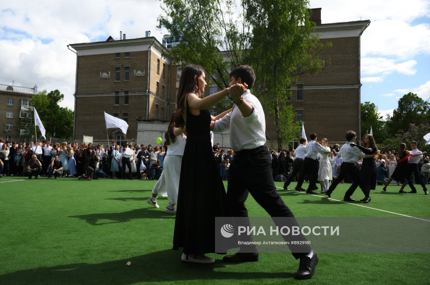 Последний звонок в Курчатовской школе в Москве