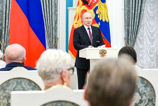 Президент Владимир Путин вручил высшие госнаграды 