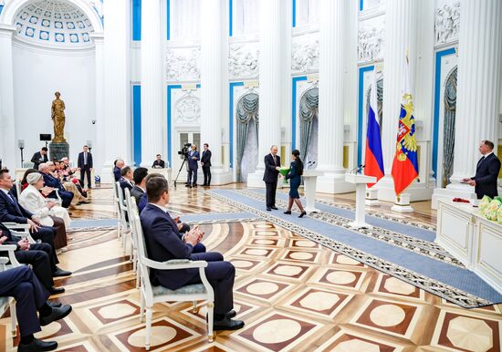 Президент Владимир Путин вручил высшие госнаграды 