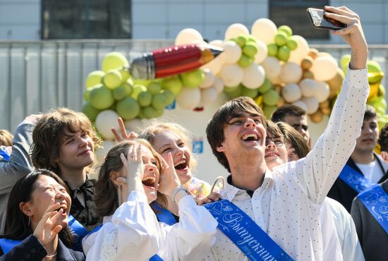 Последние звонки в школах России и странах СНГ 