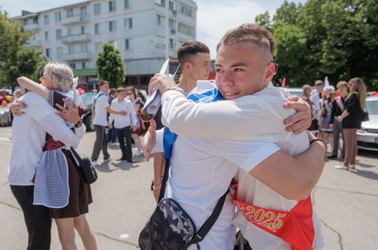 Последние звонки в школах России и стран СНГ