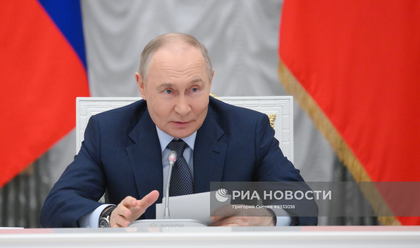 Президент Владимир Путин провел заседание набсовета "Россия – страна возможностей"