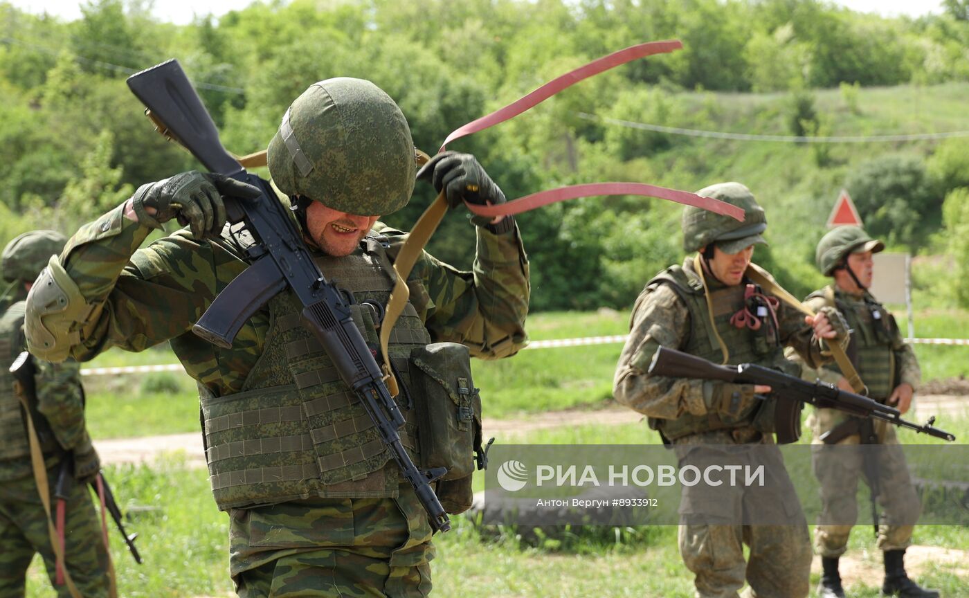 Тренировка бойцов добровольческого отряда "Барс-Белгород"