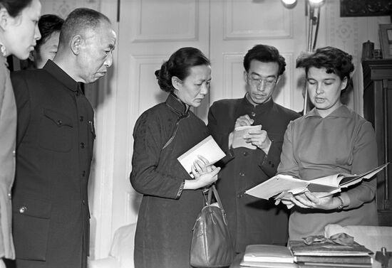 Делегация Общества китайско-советской дружбы в музее В.И. Ленина в Москве