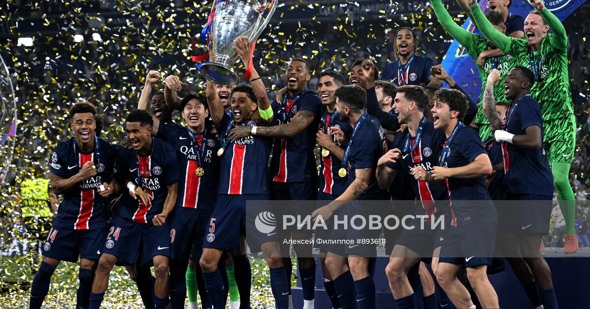 игроки выходят на поле Лиги чемпионов