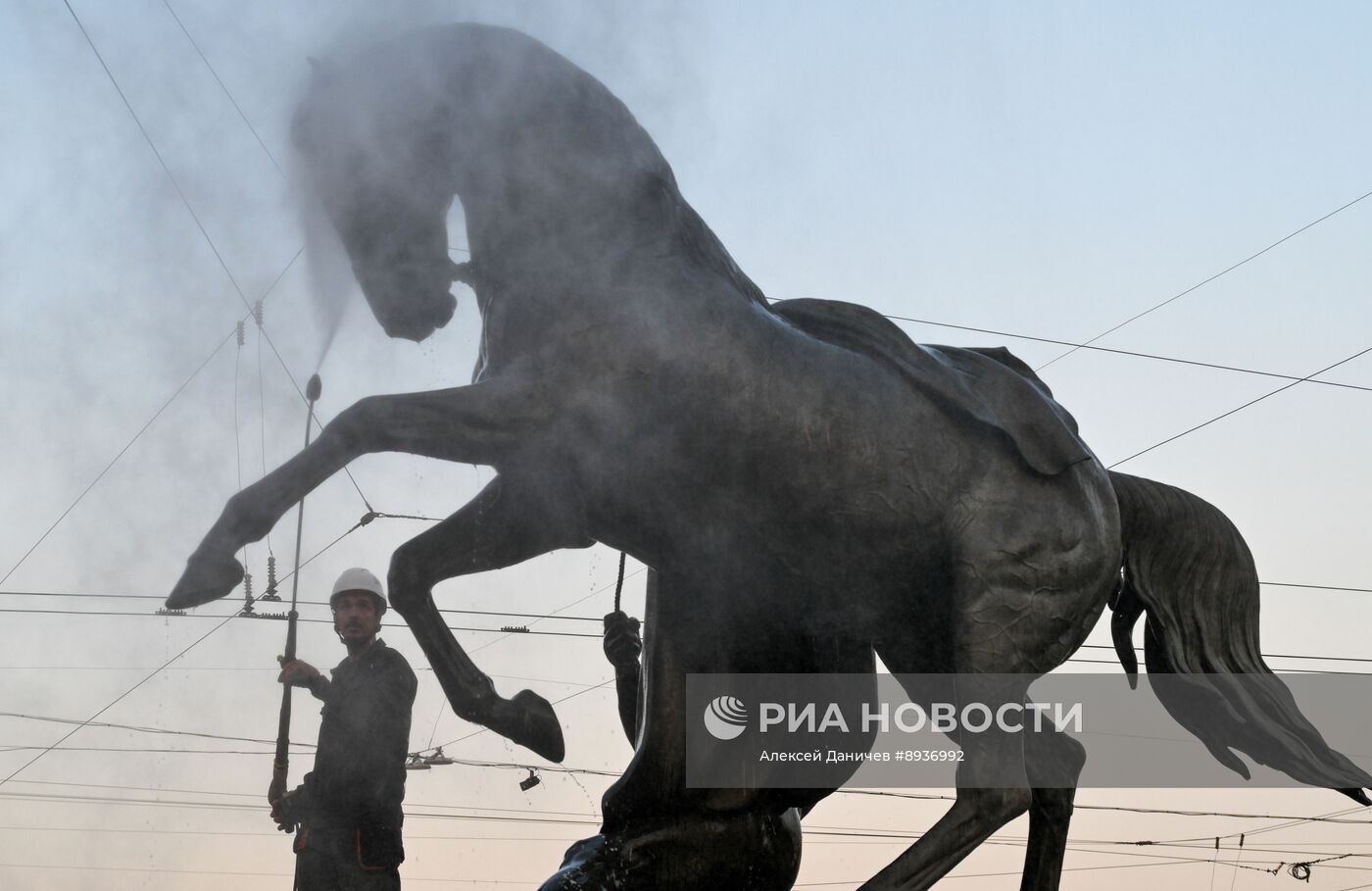 Помывка скульптурной группы "Укрощение коней" на Аничковом мосту в Санкт-Петербурге