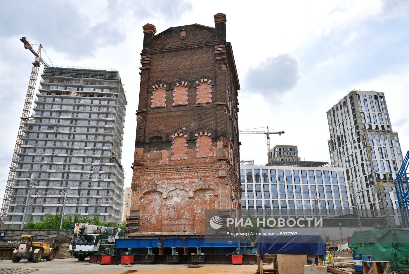 Завершена передвижка водонапорной башни на заводе "Борец"