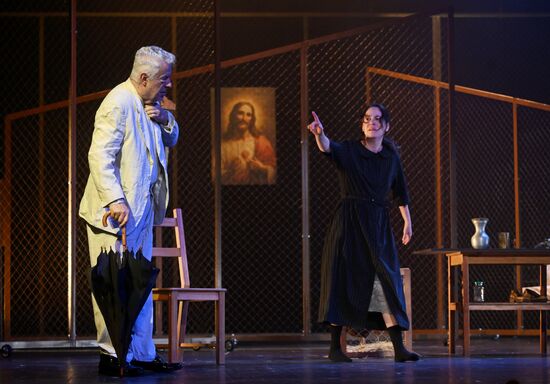 Спектакль "Полковнику никто не пишет"