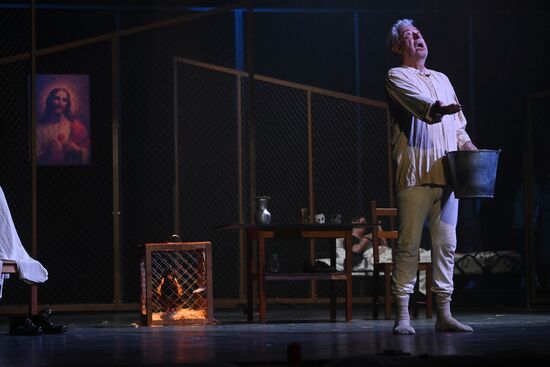 Спектакль "Полковнику никто не пишет"