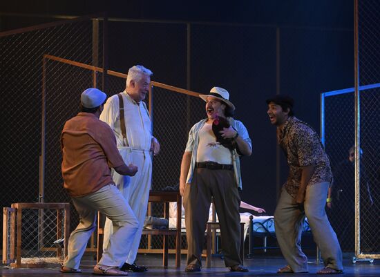 Спектакль "Полковнику никто не пишет"