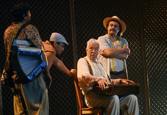 Спектакль "Полковнику никто не пишет"