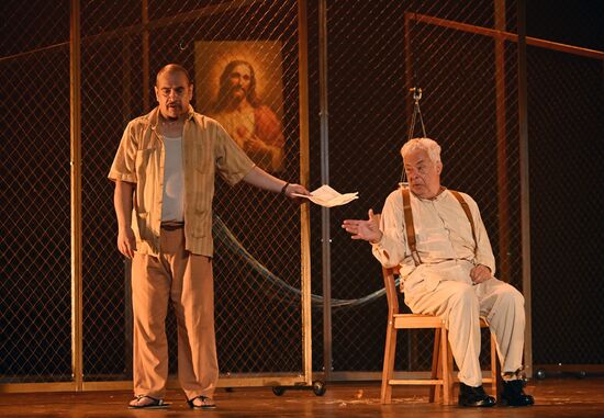 Спектакль "Полковнику никто не пишет"