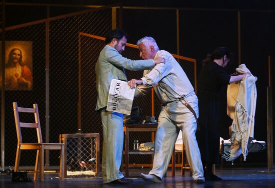 Спектакль "Полковнику никто не пишет"