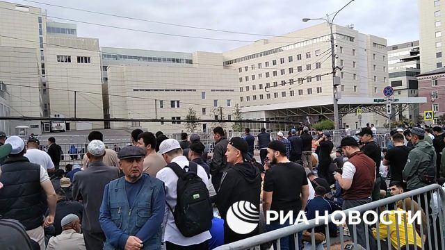 Тысячи мусульман пришли на торжественный намаз в Соборную мечеть Москвы по случаю Курбан-байрама