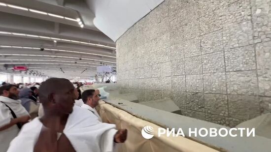 Паломники, совершающие хадж в Саудовской Аравии, провели ритуал побивания шайтана камнями