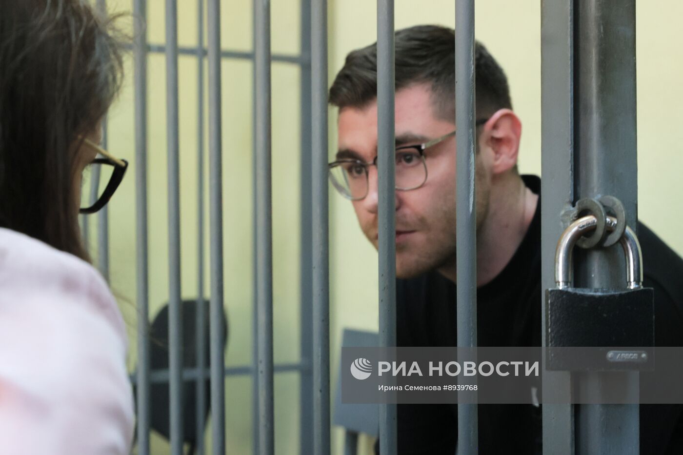 Заседание суда по делу редактора URA.RU Д. Аллаярова