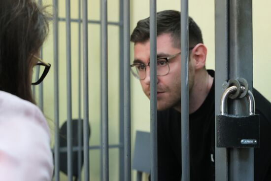 Заседание суда по делу редактора URA.RU Д. Аллаярова